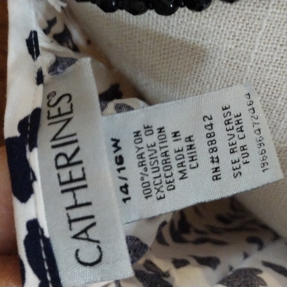 CATHERINE'S BLACK AND WHITE POET'S TYPE PRINT BLOUSE SZ 14 / 16 - Picture 9 of 10